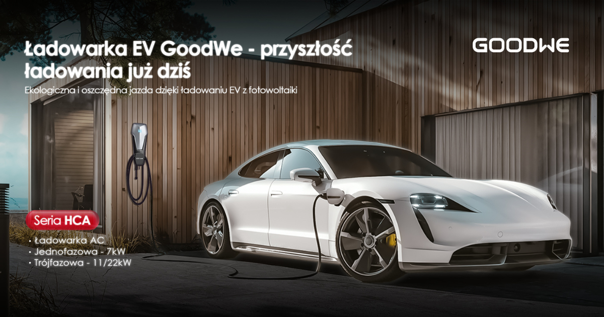 Sportowy samochód elektryczny ładowany za pomocą ładowark AC Wallbox, przymontowanej do zewnętrznej, drewnianej ściany budynku