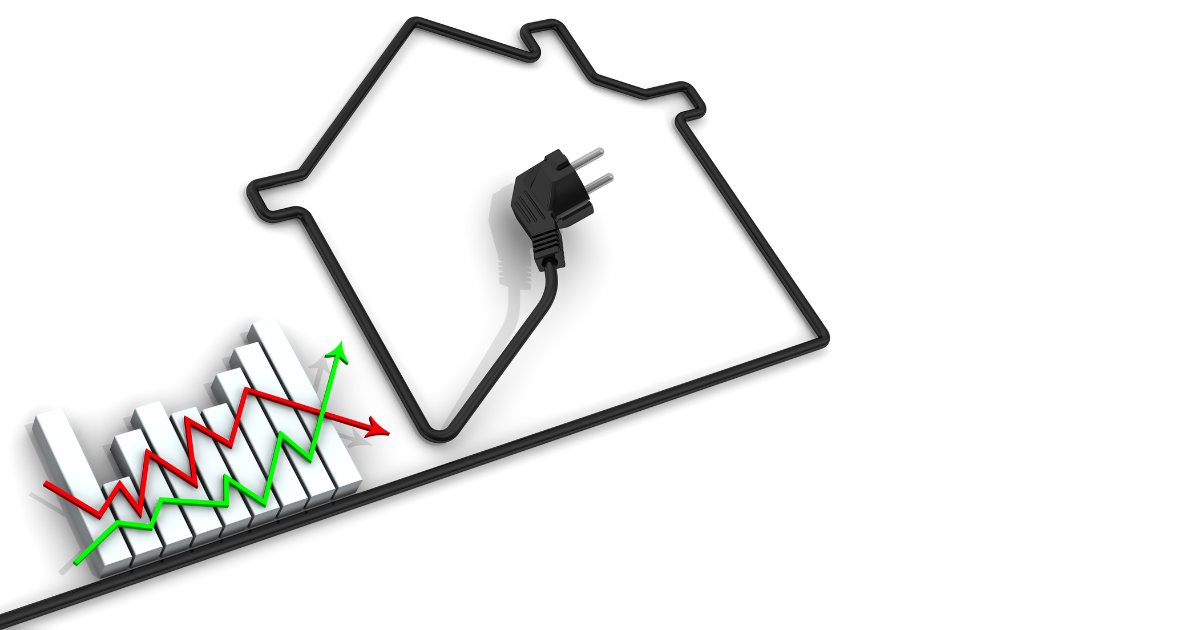 Kabel z wtyczką ułożony w kształt domu. Po lewej stronie wykres pokazujący podwyżki i obniżki cen prądu.
