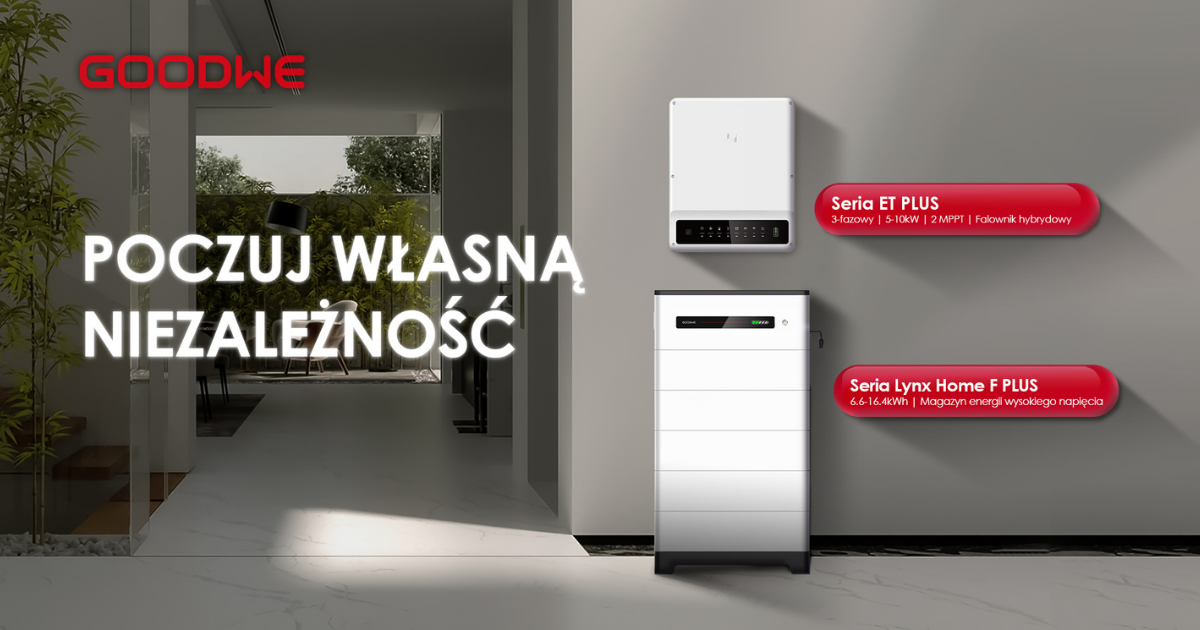 W korytarzu przy ścianie stoi magazyn energii, nad nim zainstalowany na ścianie falownik fotowoltaiczny.