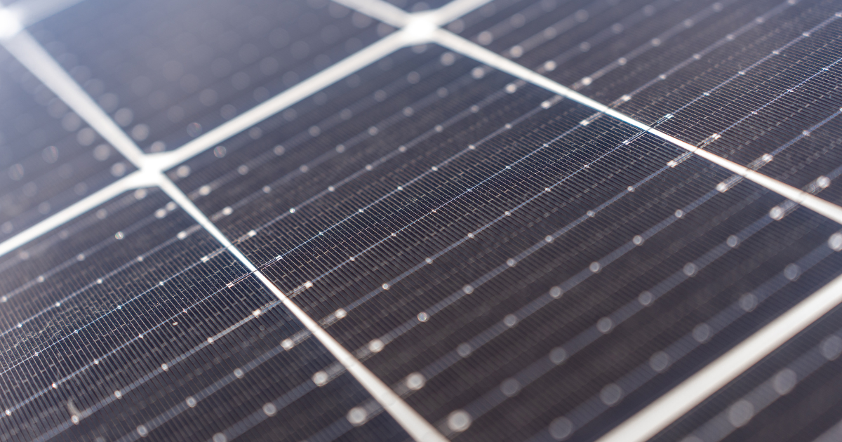Zbliżenie na ogniwo modułu PV.