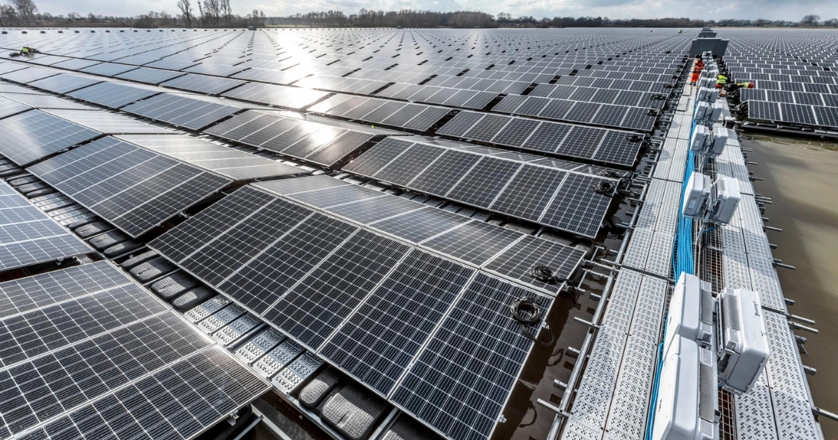 Zdjęcie instalacji PV zamontowanej na dachu z wykorzystaniem wielu moduiłów