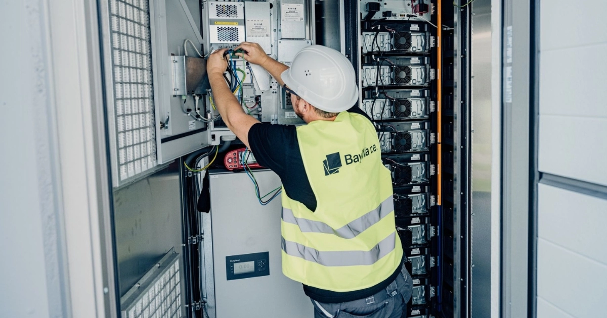 Instalator pracujący przy magazynie energii