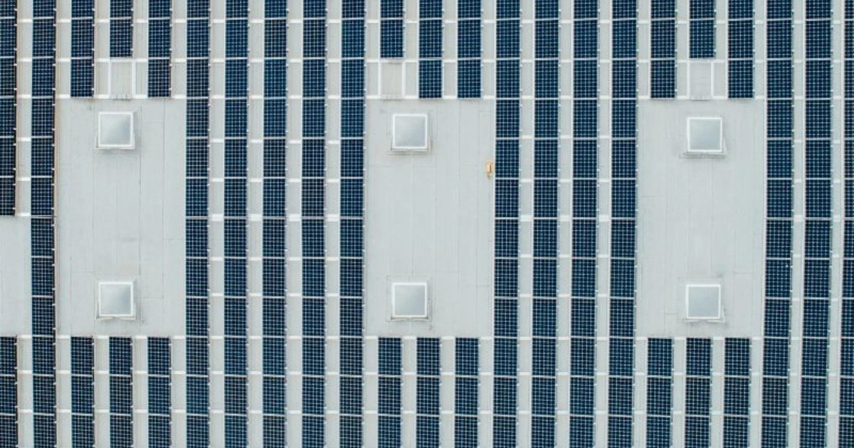 Instalacja na dachu z widocznymi modułami