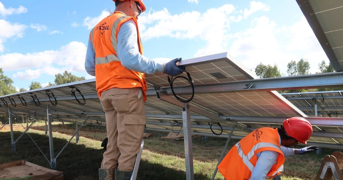 Monterzy PV w trakcie instalacji systemu fotowoltaicznego