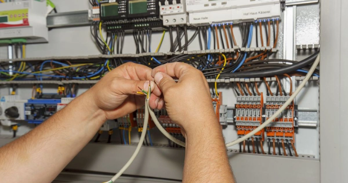 Instalator pracujący na magazynie energii